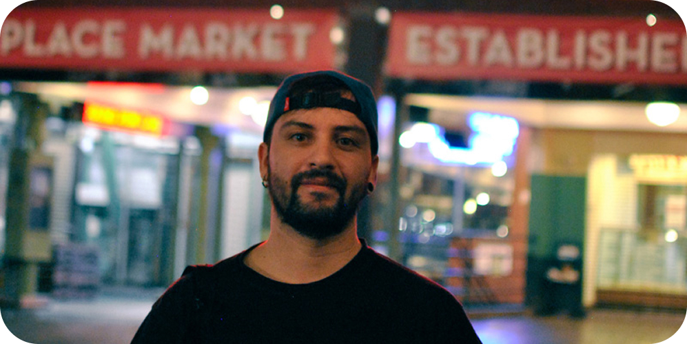 ilustración, aparece un usuario descargando curriculums desde una nube y analítica de un candidato ©Leandro Fuenzalida